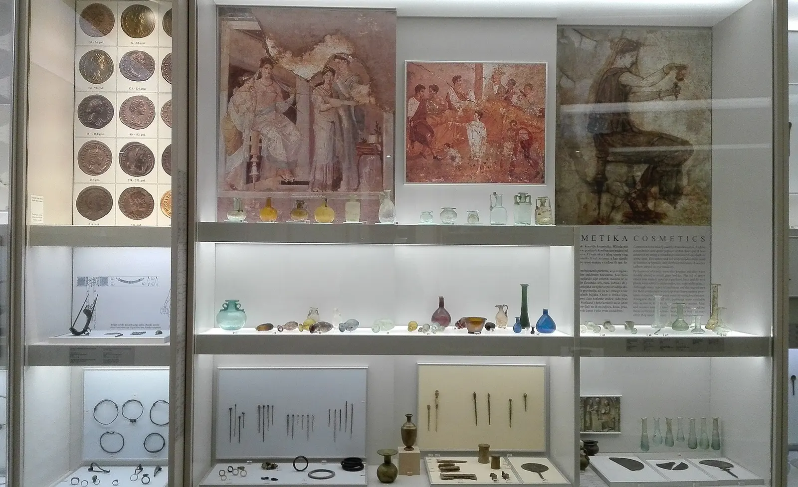 Roman objects and wall painting fragments in Zagreb Archaeological Museum
