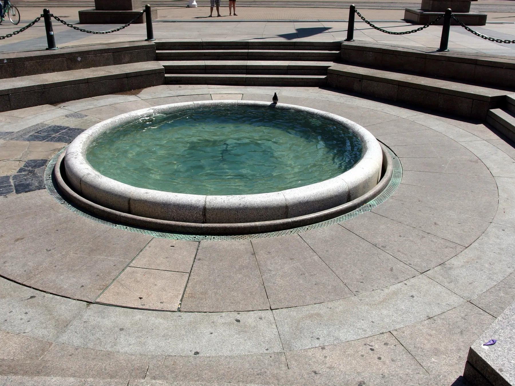 Manduševac basin without a visible jet, surrounded by stone paving and chain barriers